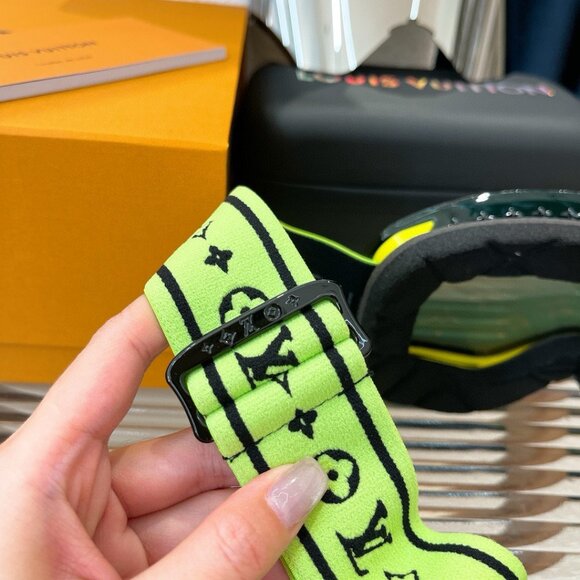 Louis Vuitton Ski Goggles with Monogram - Picture 4 of 5